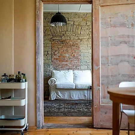 Cosy With Courtyard In Historic Building Appartement Kuressaare